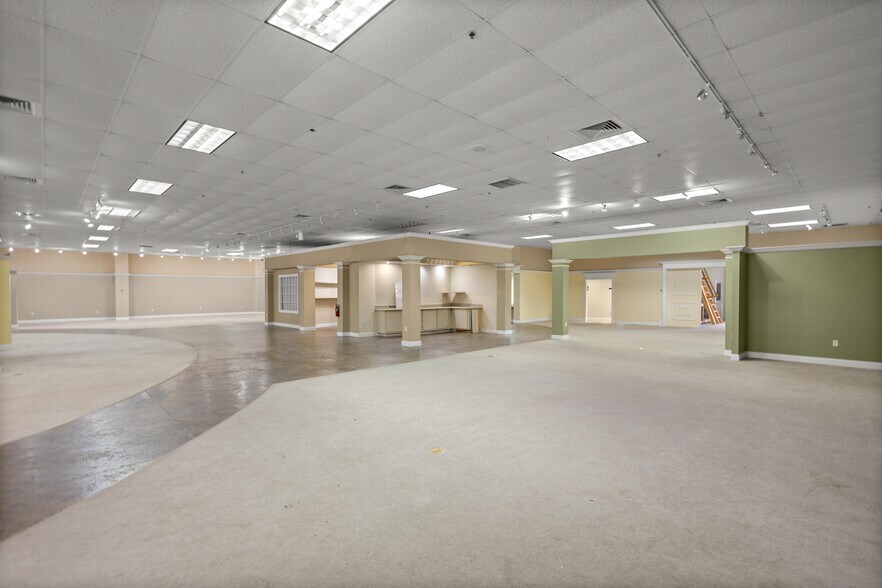 More Photos Of 1211 SW 17th St, Ocala Freestanding For Lease