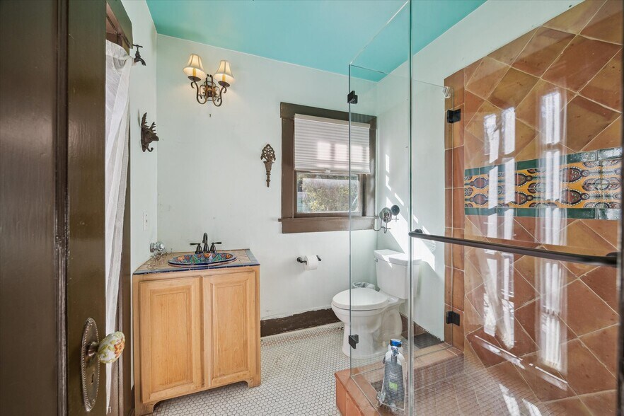 More Photos Of 815 Hawthorne St, Houston Office For Sale