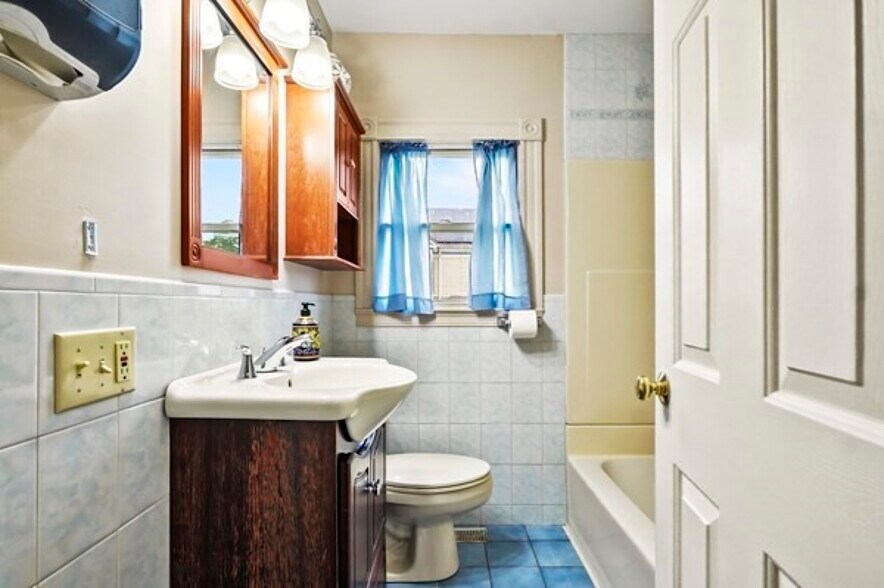 More Photos Of 182 State St, Newburyport Office For Sale