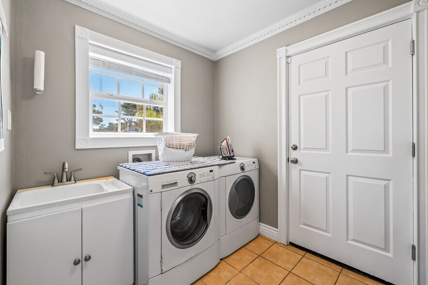More Photos Of 19351 Del Mar Dr, Fort Bragg Specialty For Sale