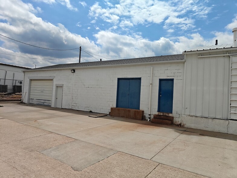 More Photos Of 908 W C St, McCook Auto Repair For Sale