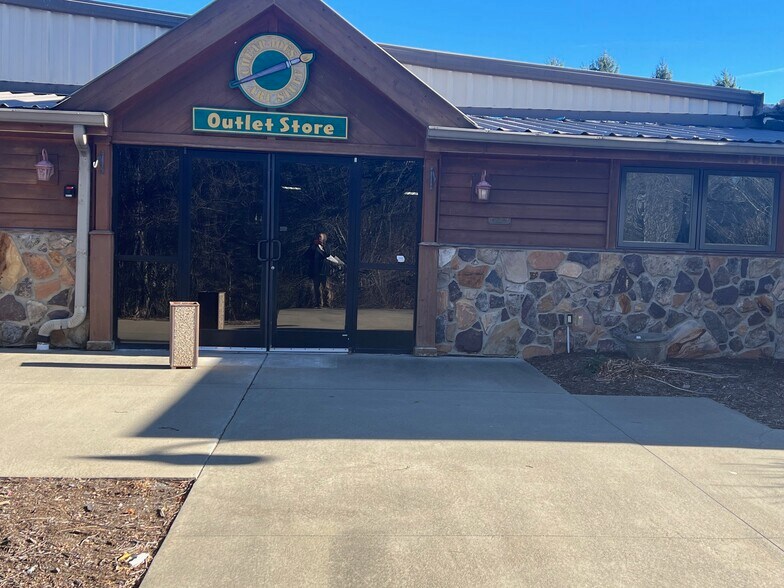 Primary Photo Of 374 Industrial Park Dr, Boone Showroom For Lease