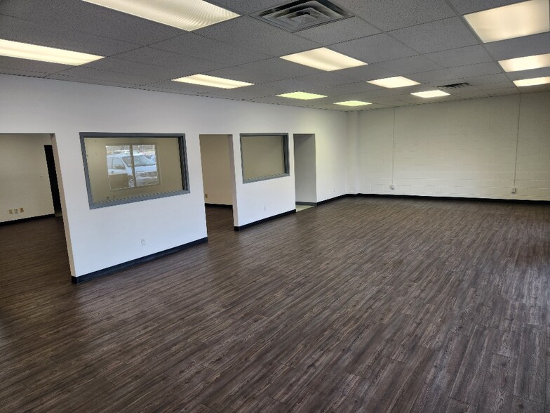 More Photos Of 6-20 E Springfield Rd, Sullivan Storefront Retail Office For Lease