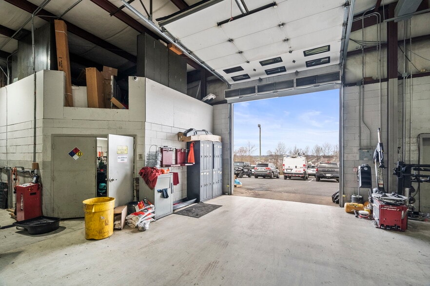 More Photos Of 3450 Tom Austin Hwy, Springfield Auto Dealership For Lease