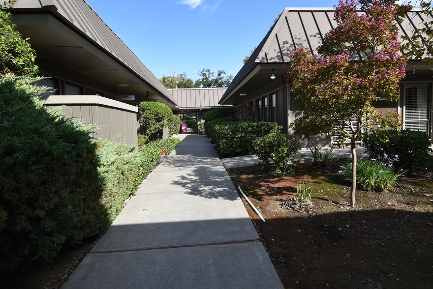 More Photos Of 635 Anderson Rd, Davis Medical For Lease