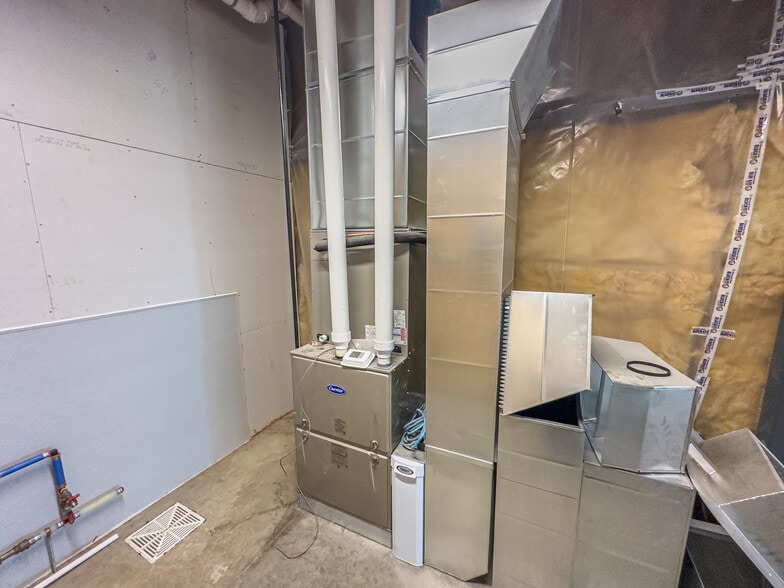 More Photos Of 107 Washington Ave, Williston Flex For Sale