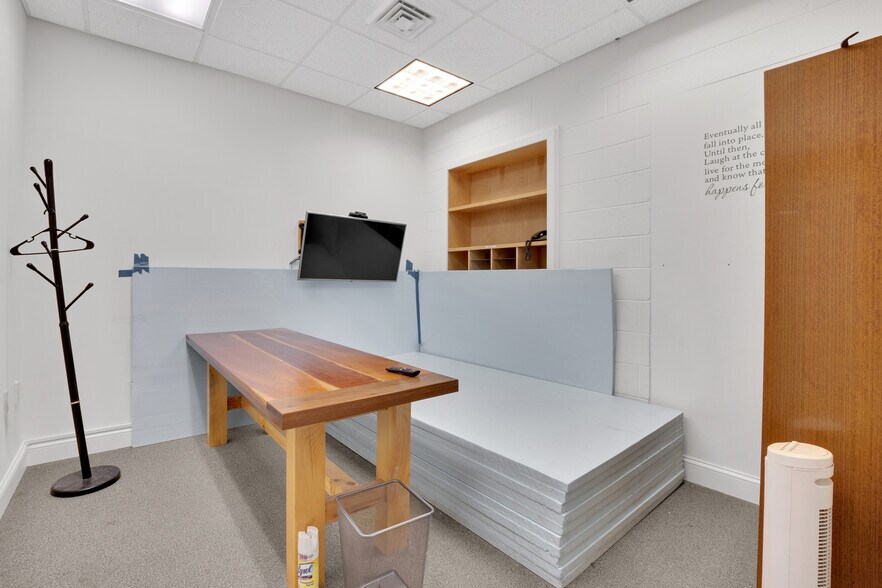 More Photos Of 1326 Progress Dr, Front Royal Flex For Sale