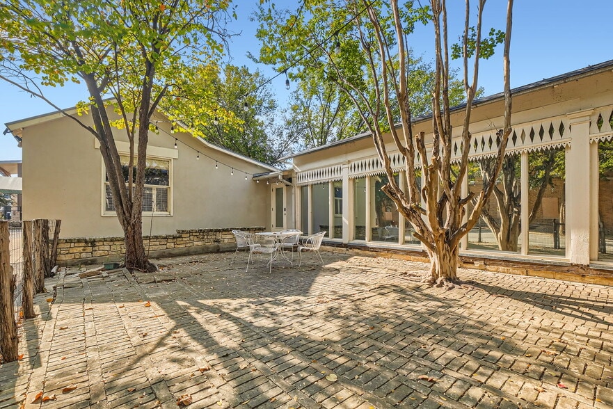 More Photos Of 228 S Seguin Ave, New Braunfels Office For Lease