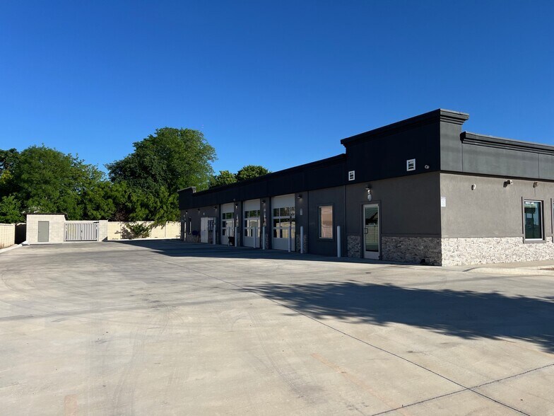 More Photos Of 10230 W Loop 1604 N, San Antonio Auto Repair For Sale
