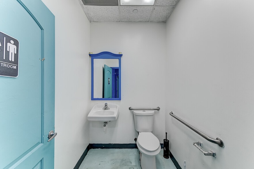 More Photos Of 324 Fm-1960 Rd, Houston General Retail For Sale