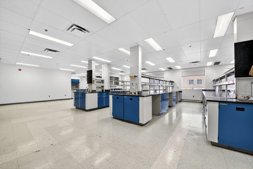 More Photos Of 7210-7220 Rue Frederick-Banting, Saint-Laurent Medical For Lease