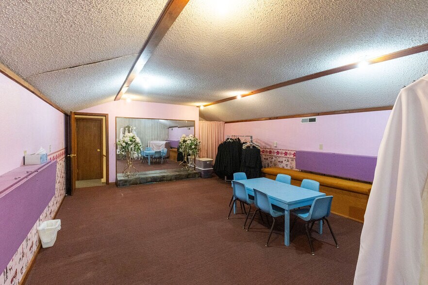 More Photos Of 58225 US-60, Fairland General Retail For Sale