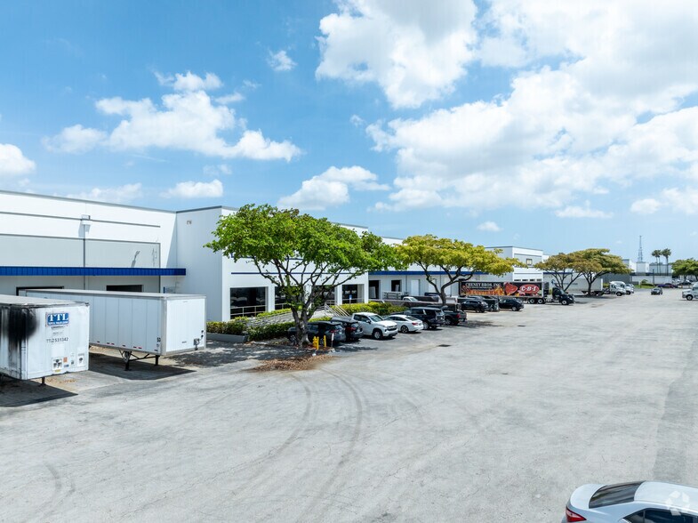 More Photos Of 11825 NW 100th Rd, Medley Warehouse For Lease