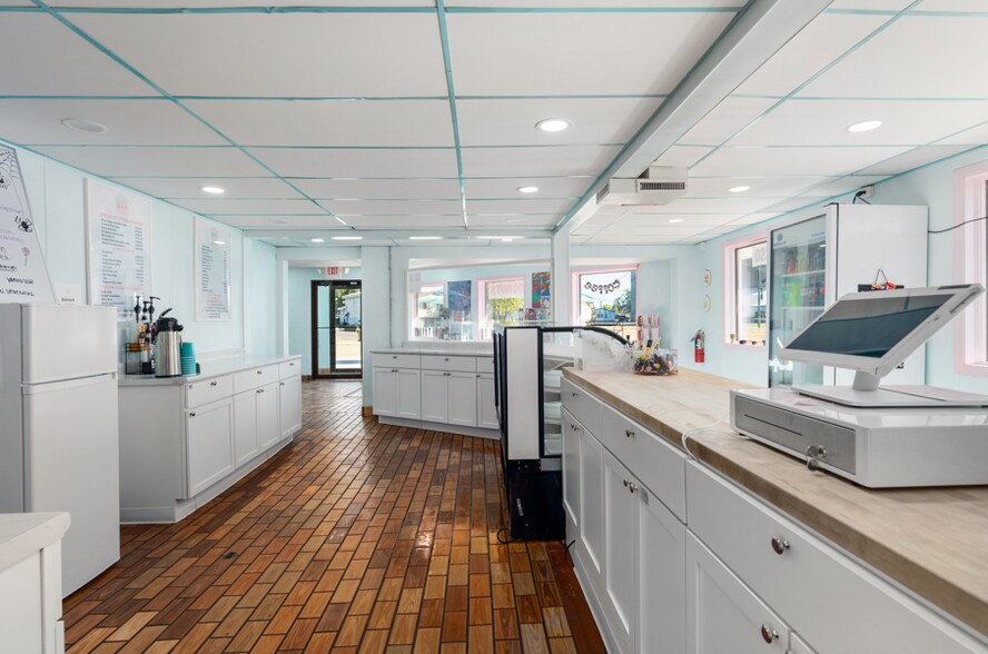 More Photos Of 970 Newton St, Baldwin Restaurant For Sale