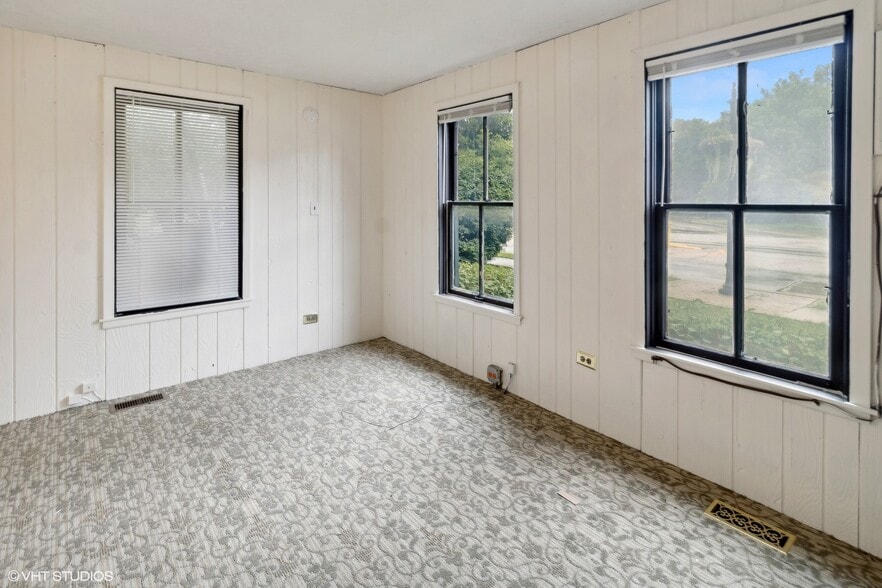 More Photos Of 438 N Hough St, Barrington Office For Sale