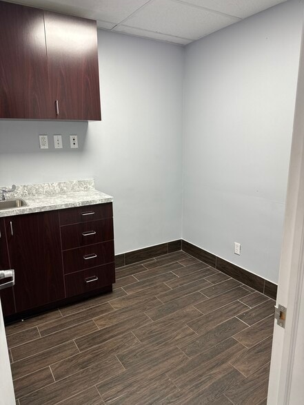 More Photos Of 1028 154th St, Whitestone Storefront Retail Office For Lease