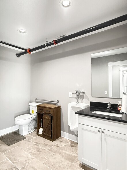 More Photos Of 1911 NE 58th Ave, Des Moines Industrial For Sale