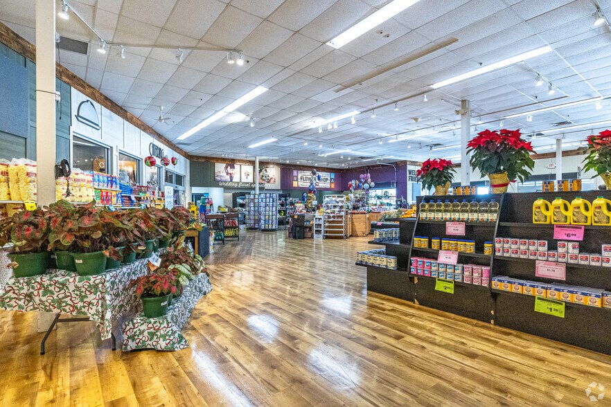 More Photos Of 690 W State St, Burlington Supermarket For Sale