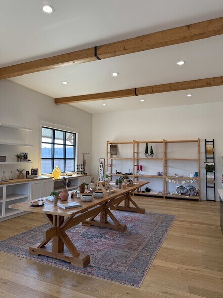 More Photos Of 101 W Northstone Pky, Zillah Freestanding For Lease