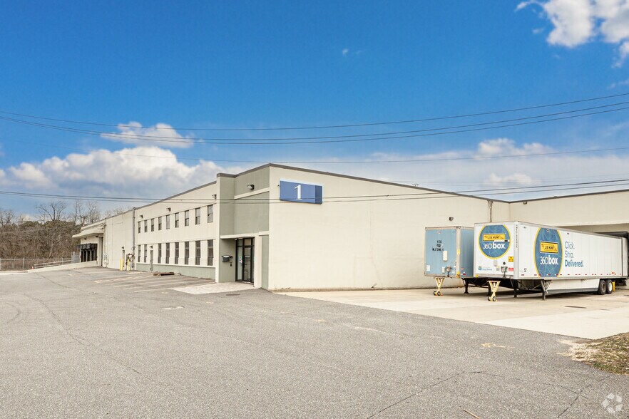More Photos Of 1 Adams Blvd, Farmingdale Warehouse For Lease