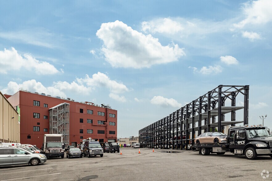 More Photos Of 4805 Metropolitan Ave, Ridgewood Light Distribution For Lease