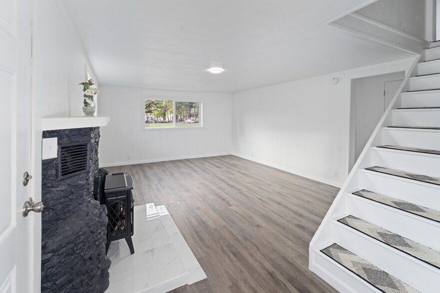 More Photos Of 48181 Highway 58, Oakridge Flex For Sale