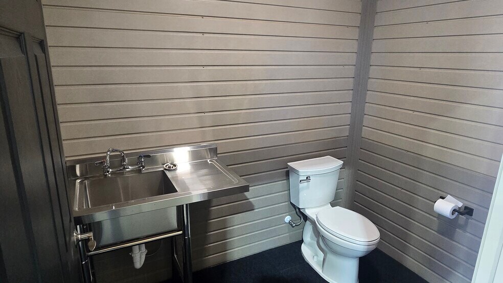 More Photos Of 144 McCrary Rd, Mooresville Flex For Lease