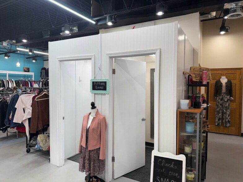 More Photos Of 7507 N 2nd St, Machesney Park Storefront Retail Office For Lease