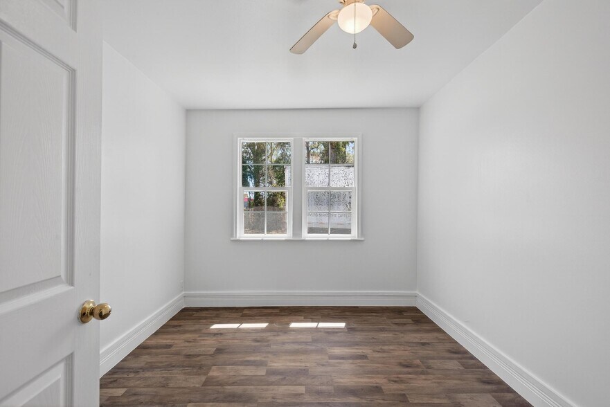 More Photos Of 10676 New Kings Rd, Jacksonville Office For Lease