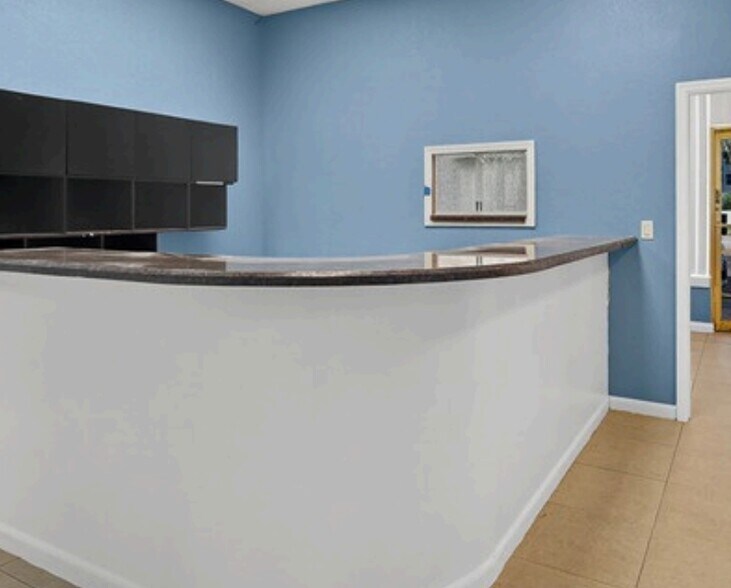 More Photos Of 3300-3370 NE 34th St, Fort Lauderdale Storefront Retail Office For Lease