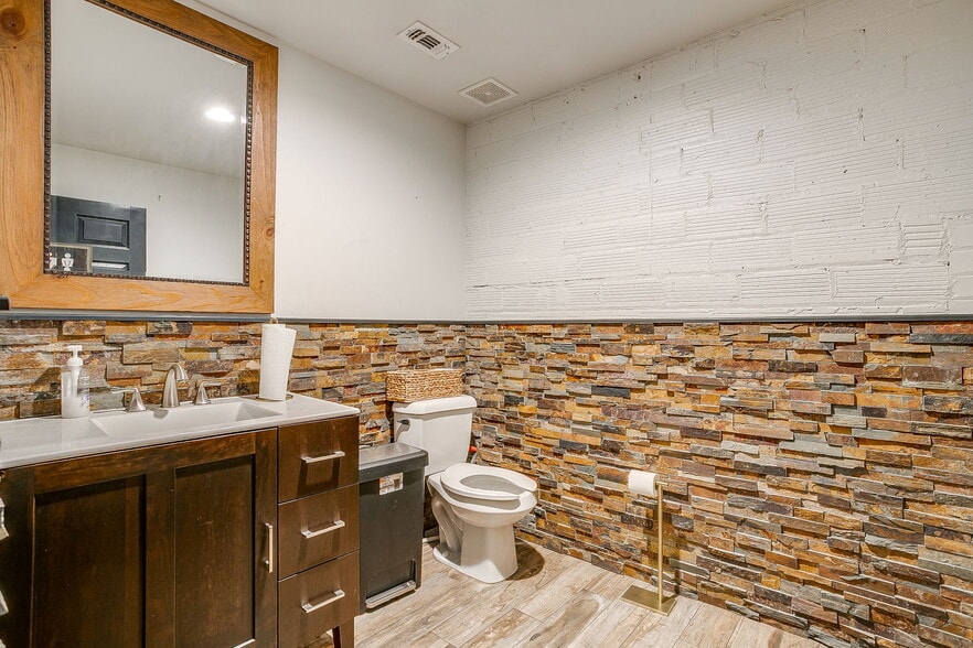 More Photos Of 215-219 S Main St, Fort Worth Storefront Retail Office For Lease