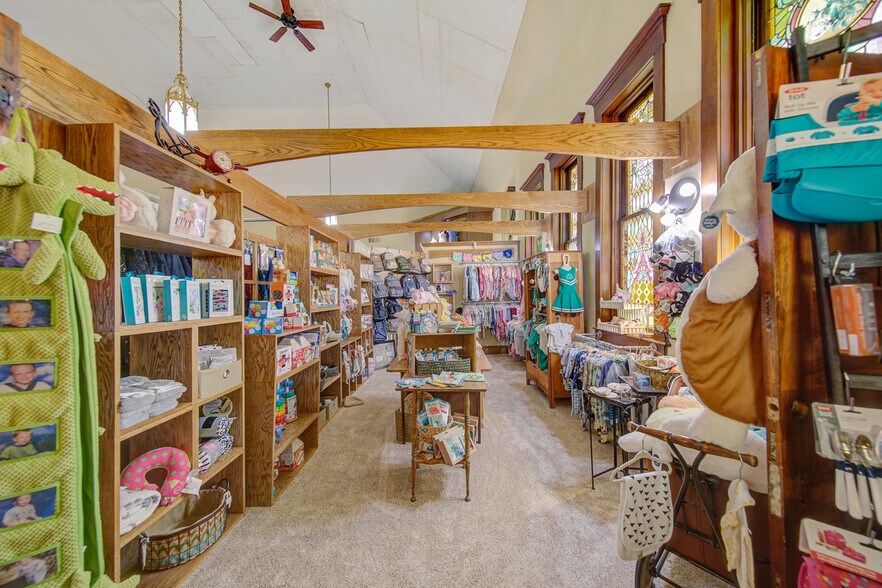 More Photos Of 2001 10th St, Emmetsburg General Retail For Sale