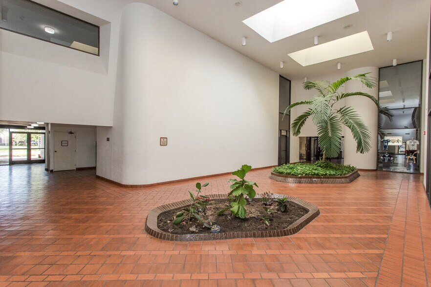 More Photos Of 1425 W Pioneer Dr, Irving Office For Lease