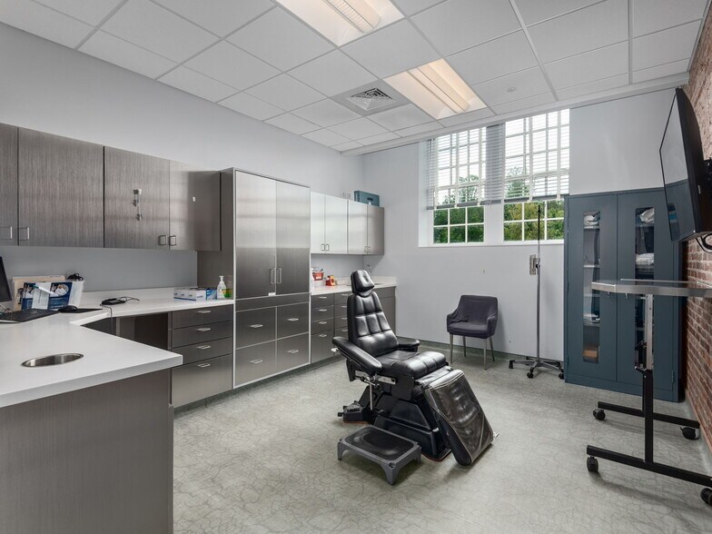 More Photos Of 4 Vanderbilt Park Dr, Asheville Office For Sale