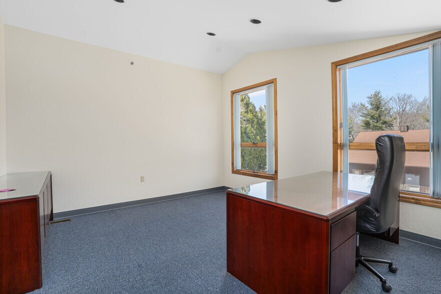 More Photos Of 24 Salt Pond Rd, Wakefield Medical For Sale