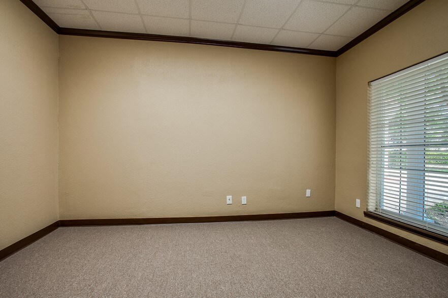 More Photos Of 3260 Southern Dr, Garland Medical For Lease