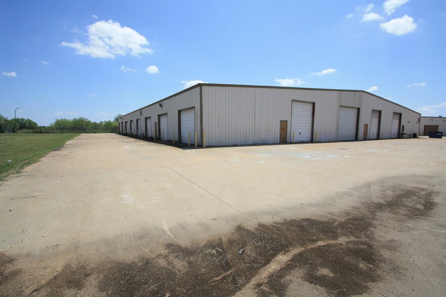 More Photos Of 225 Metro Dr, Terrell Unknown For Lease