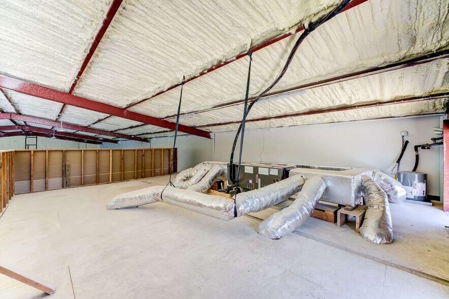 More Photos Of 10215 Papalote St, Houston Showroom For Lease