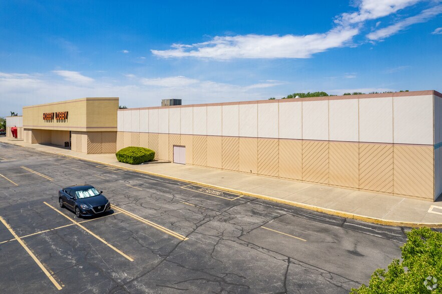 More Photos Of 2102 N Neil St, Champaign Unknown For Lease