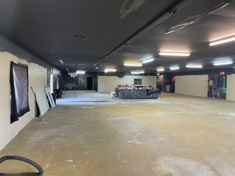 More Photos Of 211 Holiday Dr, Clarksville General Retail For Lease