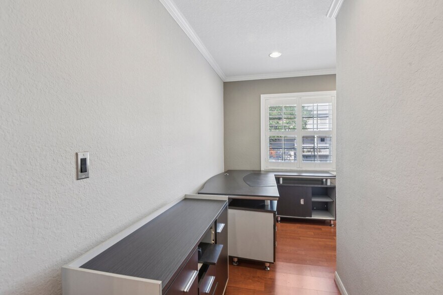 More Photos Of 4868 W Gandy Blvd, Tampa Office For Sale