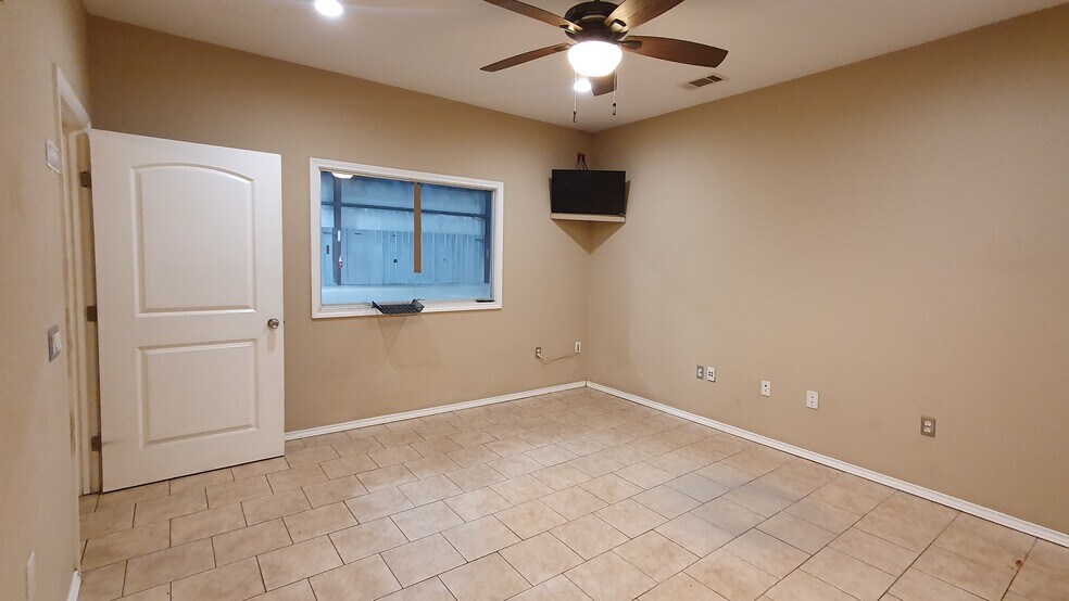 More Photos Of 7511 Oak Bluff Dr, Magnolia Warehouse For Sale