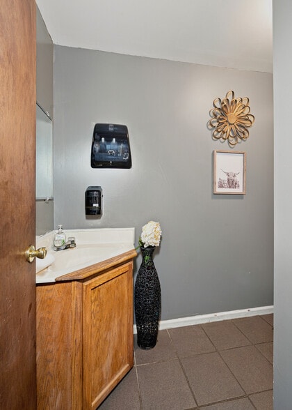 More Photos Of 20 Town Sq, Greenwood Health Club For Sale