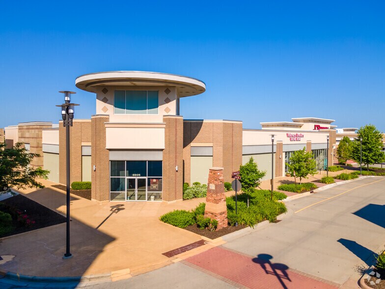 More Photos Of 6903 W 135th St, Overland Park General Retail For Lease