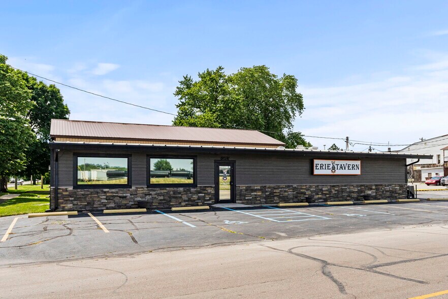 Primary Photo Of 770 E Franklin St, Huntington Restaurant For Sale