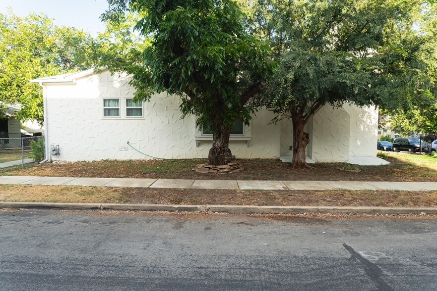 More Photos Of 133 W Huisache Ave, San Antonio Multifamily For Sale