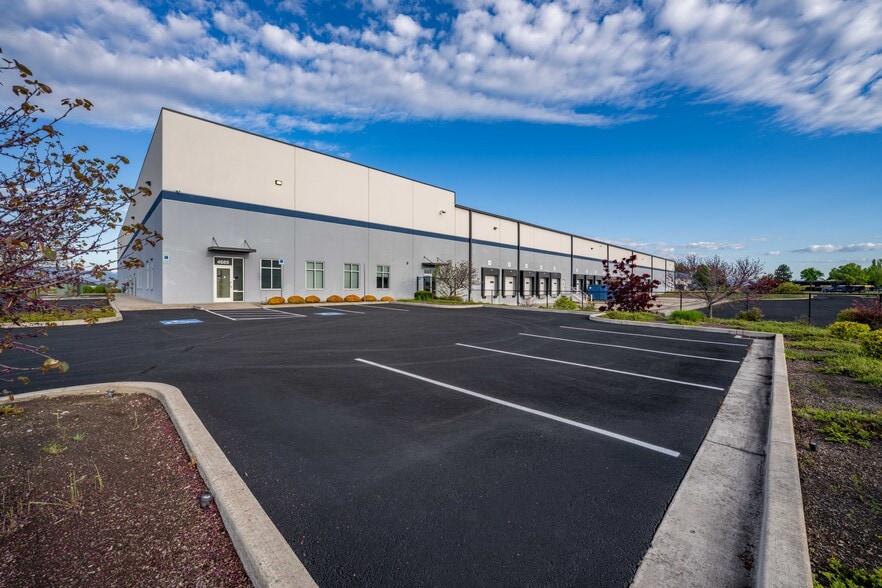 More Photos Of 4689 Industry Dr, Medford Distribution For Lease