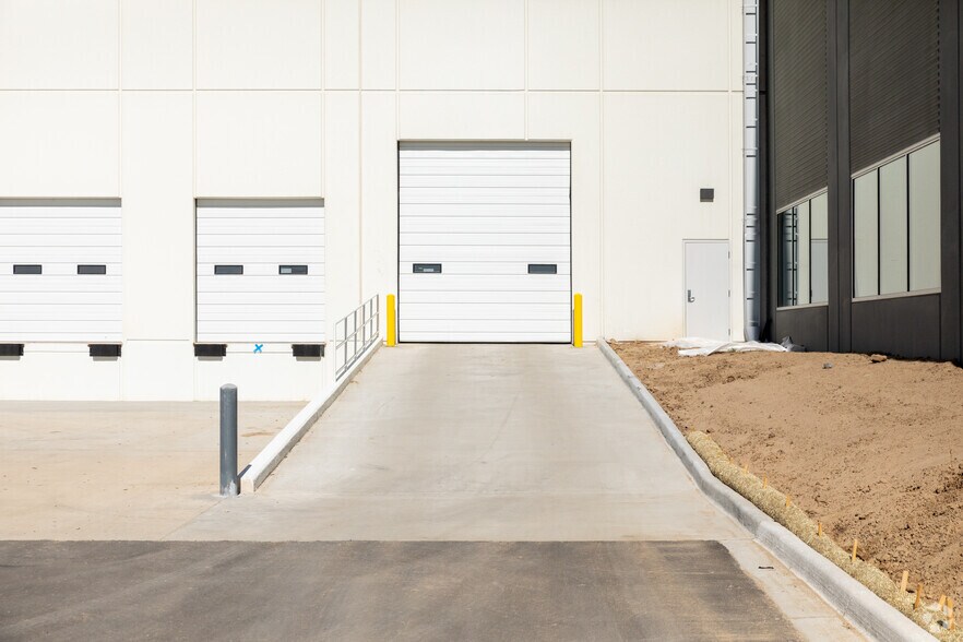More Photos Of 6196 East Bridge St, Brighton Distribution For Lease