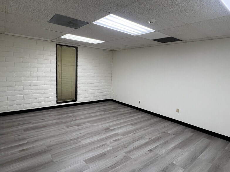 More Photos Of 9725 Owensmouth Ave, Chatsworth Warehouse For Lease