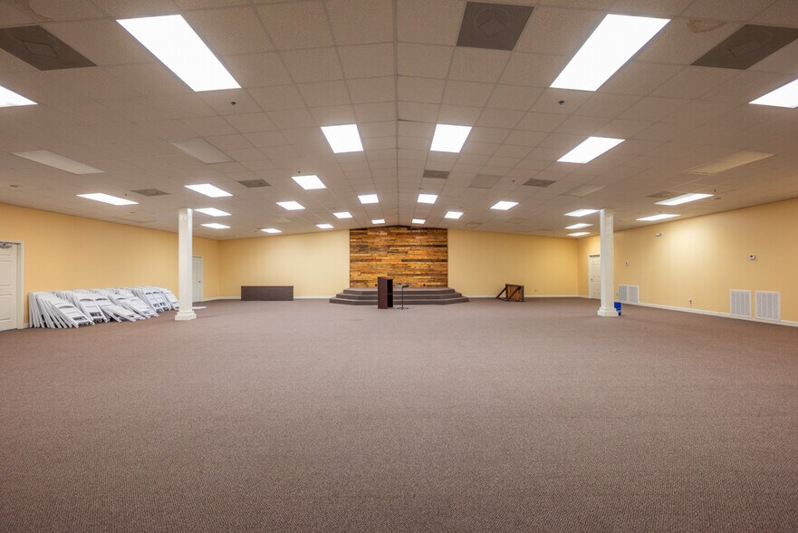 More Photos Of 1006 Lynn Ln, Starkville Flex For Lease